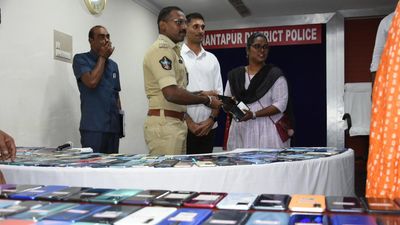 Stolen and missing mobile phones worth ₹73 lakh recovered, handed over to owners in Anantapur