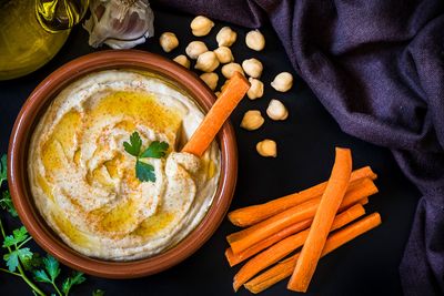 Snack time: Simple spicy garlic hummus