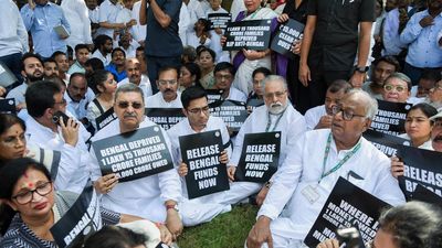 Trinamool begins two-day protest in Delhi over fund cuts; Union Minister Giriraj Singh threatens CBI probe
