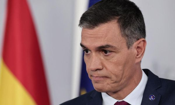 Socialist leader Pedro Sánchez invited to try to form government in Spain