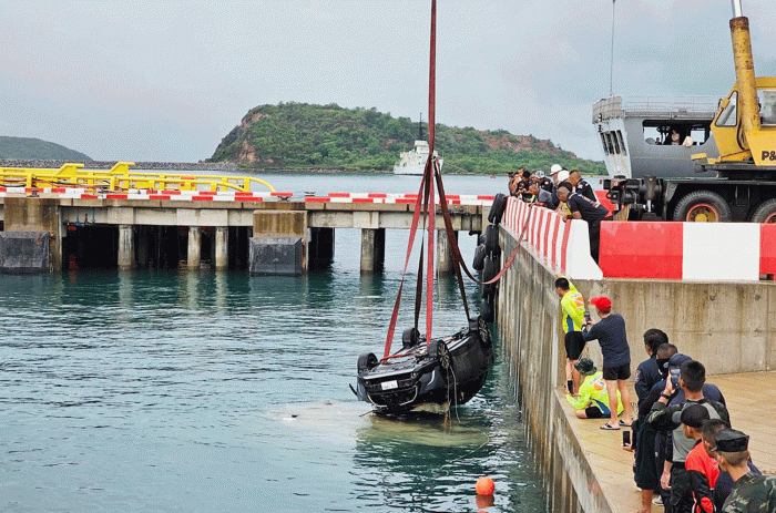 Two drown when car drives off ferry pier