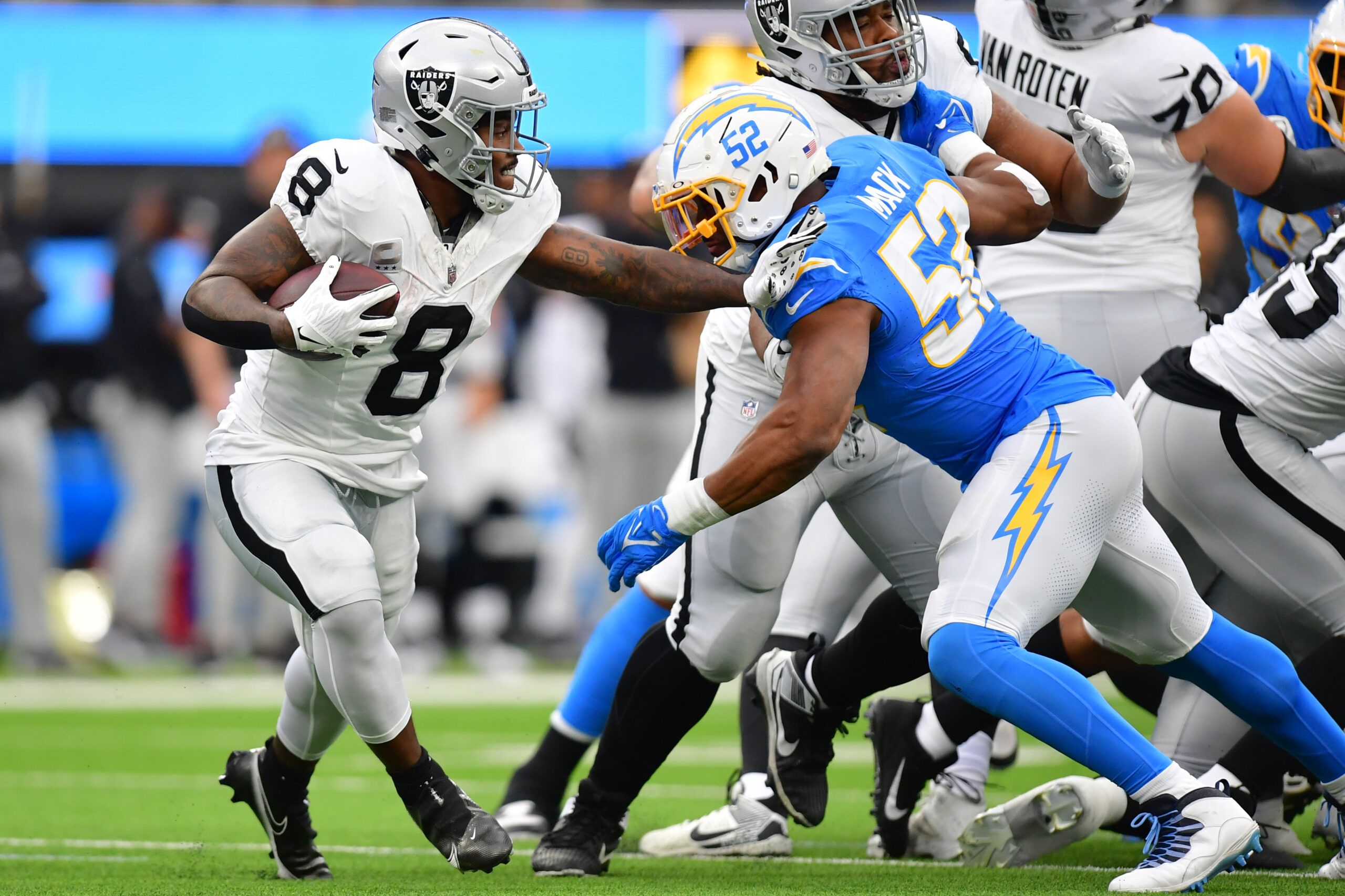 Khalil Mack sets the Chargers' sack record with 6 against the Raiders, his  former team, Football