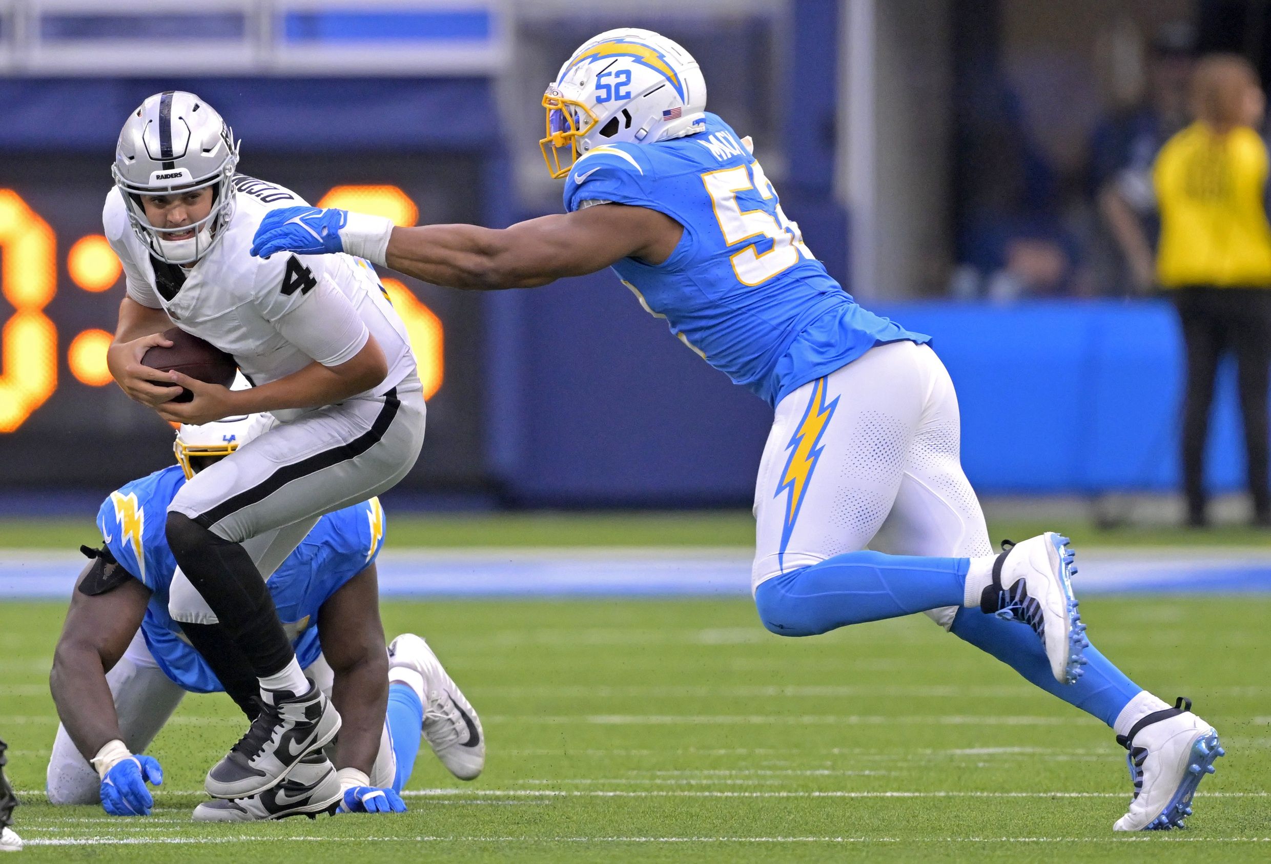 Chargers' Khalil Mack sets team sack record with 6 - Chicago Sun-Times