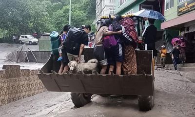 India floods: 14 killed and 102 missing after lake overflows and highways washed away