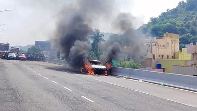 Car catches fire on Chennai-Bengaluru highway in Vellore