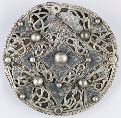 Metal detectorist finds giant brooch that could have royal origins