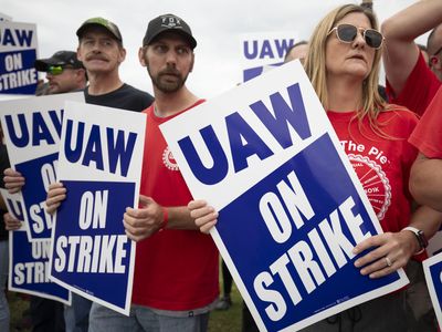 UAW President Shawn Fain lambasts auto execs while wearing 'EAT THE RICH' T-shirt