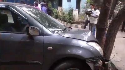 Two students, one teacher injured in car accident on Maharani College campus