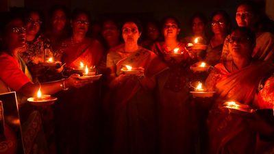 Bhuvaneswari leads ‘Babutho Memu-Kanthitho Kranthi’ protest against Naidu’s arrest in Rajamahendravaram