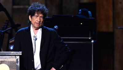 Bob Dylan delivers the unexpected in adventurous musical journey at Cadillac Palace show