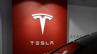 Tesla’s Aggressive Pricing Strategy Faces Backlash From Fund Manager