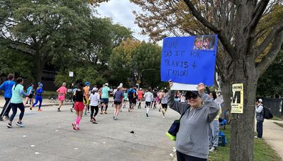 Crowds, signs help runners push through second half of Chicago Marathon