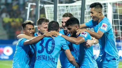 Mumbai hold on for first home win of the season