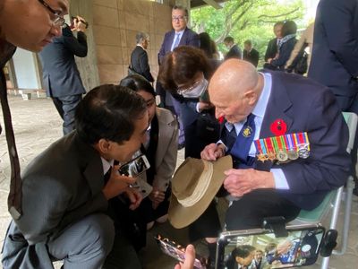 UK veteran who fought against Japan in World War II visits Tokyo's national cemetery