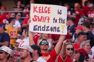 9 creative Taylor Swift signs fans have brought to NFL games