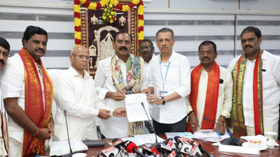 Legendary singer Lata Mangeshkar's kin donates Rs 10 lakh to Tirupati trust as per her 'will'