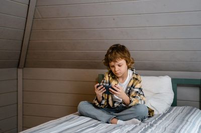Blue Light From Screens May Trigger Early Puberty In Boys, Study Warns