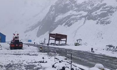 J&K: Fresh snowfall briefly halts traffic on Sonamarg-Zojila highway