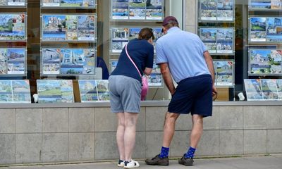 Bank of England flags concerns over longer mortgages and rise in credit card use