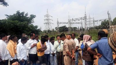 Upset farmers lay siege to HESCOM transmission station in Dharwad seeking regular power supply for their pumpsets