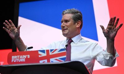 Keir Starmer urges Tory voters to back Labour in speech disrupted by protester
