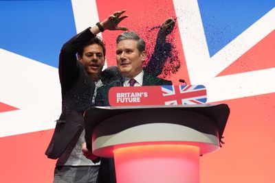 Who is Yaz Ashmawi? Protester who glitterbombed Keir Starmer during major speech