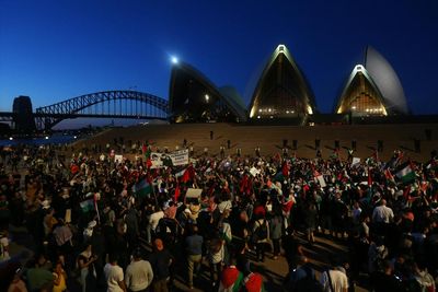 Chris Minns says pro-Palestine rally in Sydney on Sunday ‘not going to happen’ as organisers vow to march