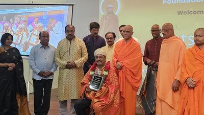 Adichunchanagiri seer felicitates Amarnath Gowda in U.S.A.
