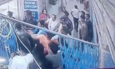Delhi: Scuffle breaks out between doctors and family members over death of minor