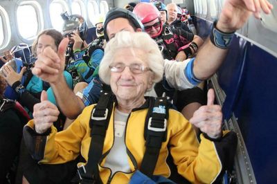 A 104-year-old woman dies before Guinness can confirm her record as oldest skydiver
