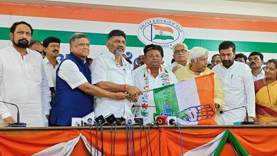 Former BJP MLA Ramanna Lamani of Shirahatti joins Congress in Karnataka