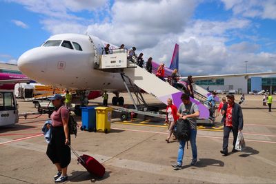 Wizz Air offers €300 payout for delayed bags – for a fee