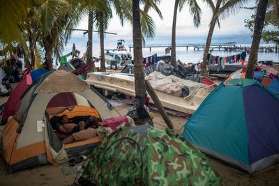 Migrants flounder in Colombian migration point without the money to go on