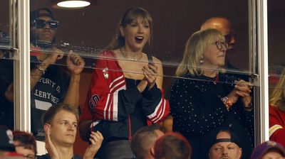 9 photos of Taylor Swift and Donna Kelce having just the best time at Broncos-Chiefs