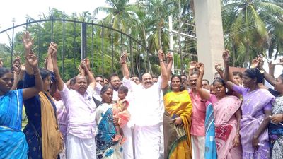 Kerala Opposition leader V.D. Satheesan visits Plachimada agitators