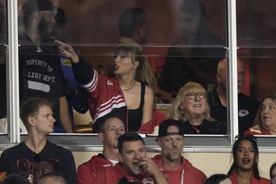 Taylor Swift jacket: Where to buy the stylish Chiefs windbreaker she wore to Broncos game