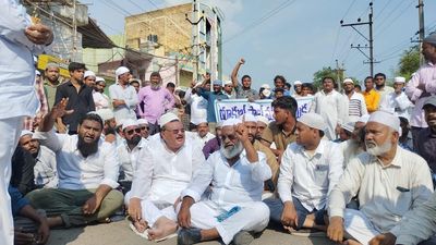 Muslims protest against plan to demolish compound wall of Yakub Sab mosque in Kadapa