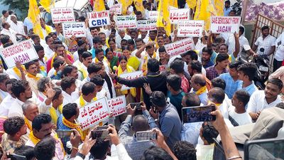 TDP leaders offer prayers at Yaganti temple for Chandrababu Naidu