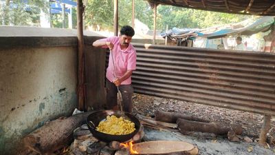 Contesting polls for 22 years in Chhattisgarh, samosa seller enters the fray again to inspire others