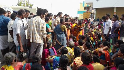 Residents block Sholinghur-Arakkonam Main Road, demanding subway work to resume