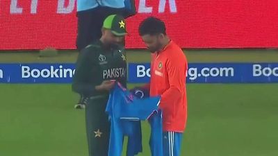 WATCH: Virat Kohli gifts Babar Azam signed jersey after India beat Pakistan