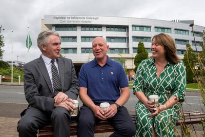 English tourist returns to Irish hospital to thank doctor who saved his life