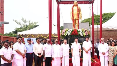 Stalin unveils statue of Kalam on Anna University campus