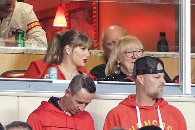 Twitter, ‘Swifties’ react to Travis Kelce’s appearace on SNL with Taylor Swift