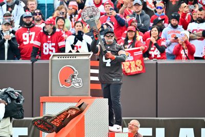 Browns legend Phil Dawson breaks ceremonial guitar before game vs. 49ers