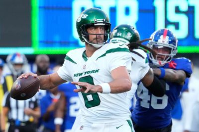 Aaron Rodgers arrives at MetLife Stadium…without crutches