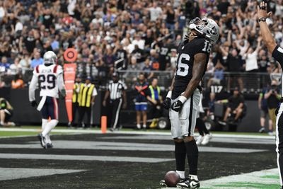 Raiders survive vs. Patriots, win 21-17