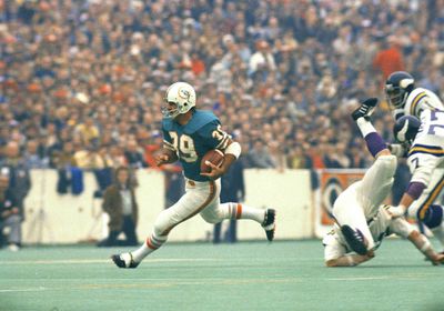 1972 Dolphins great Larry Csonka celebrates as 49ers, Eagles lose