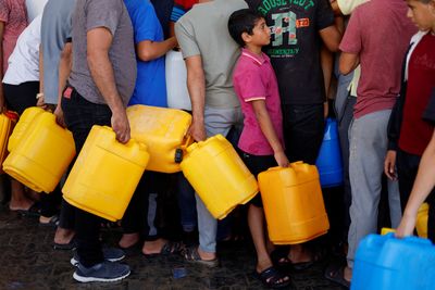 Desperate evacuees return to their homes in Gaza City despite Israeli order