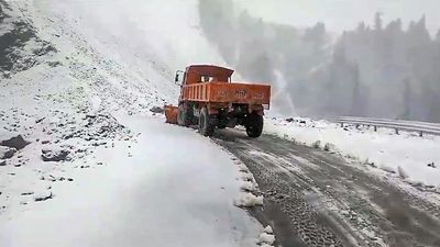 Snow, rainfall trigger cold wave in Kashmir, disrupts traffic movement